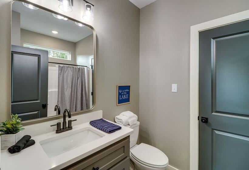 Chic Arkansas Retreat W/ Patio, Grill & Fire Pit!