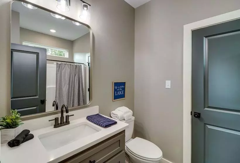 Chic Arkansas Retreat W/ Patio, Grill & Fire Pit!