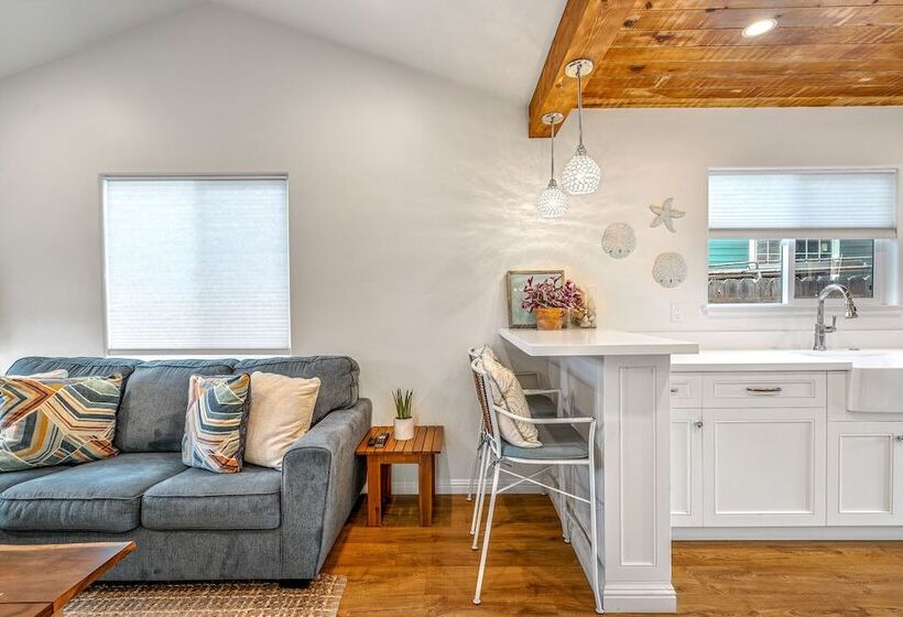 Charming 2 Bdr Seaside Cottage 5 Min To Beach!