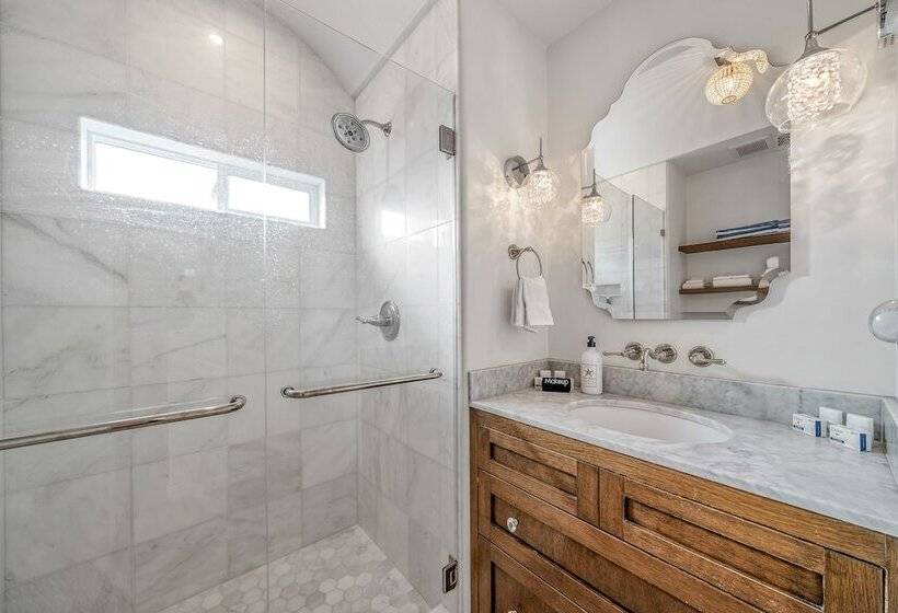 Charming 2 Bdr Seaside Cottage 5 Min To Beach!