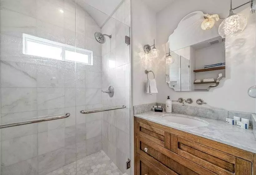 Charming 2 Bdr Seaside Cottage 5 Min To Beach!