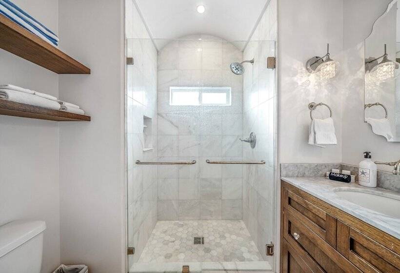 Charming 2 Bdr Seaside Cottage 5 Min To Beach!