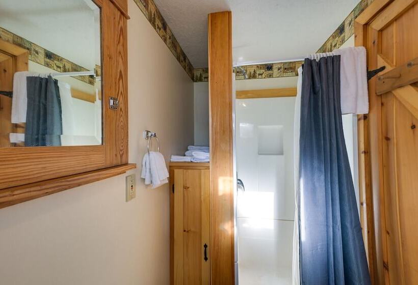 Cozy Chemo Pond Cabin W/ Dock & Waterfront Views