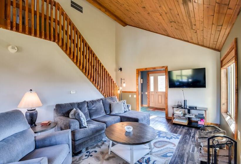 Cozy Illinois Abode W/ Deck & Grill, Near Golfing!