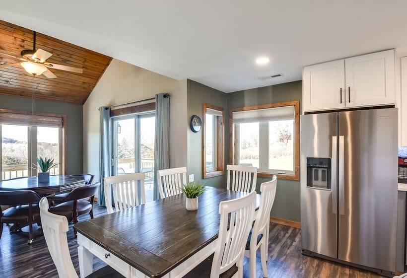 Cozy Illinois Abode W/ Deck & Grill, Near Golfing!