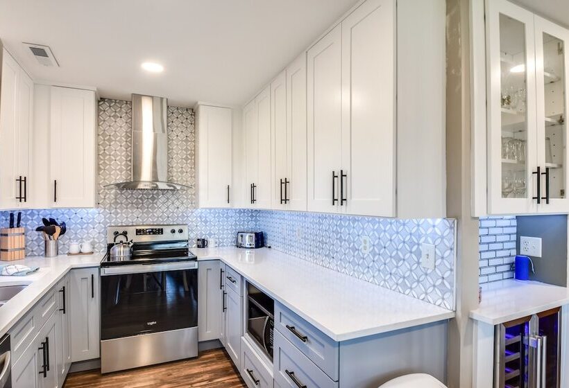 Cozy Illinois Abode W/ Deck & Grill, Near Golfing!