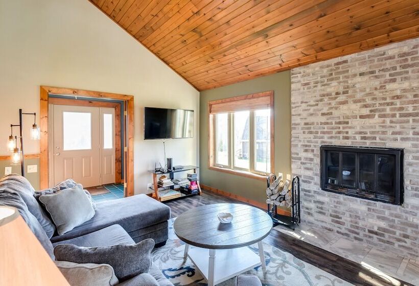 Cozy Illinois Abode W/ Deck & Grill, Near Golfing!