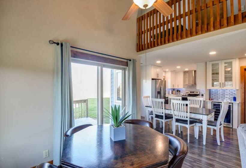 Cozy Illinois Abode W/ Deck & Grill, Near Golfing!