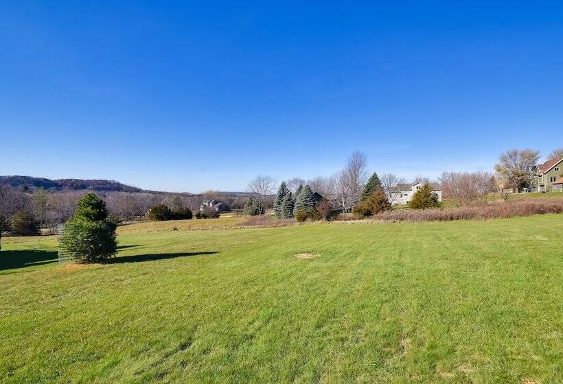 Cozy Illinois Abode W/ Deck & Grill, Near Golfing!