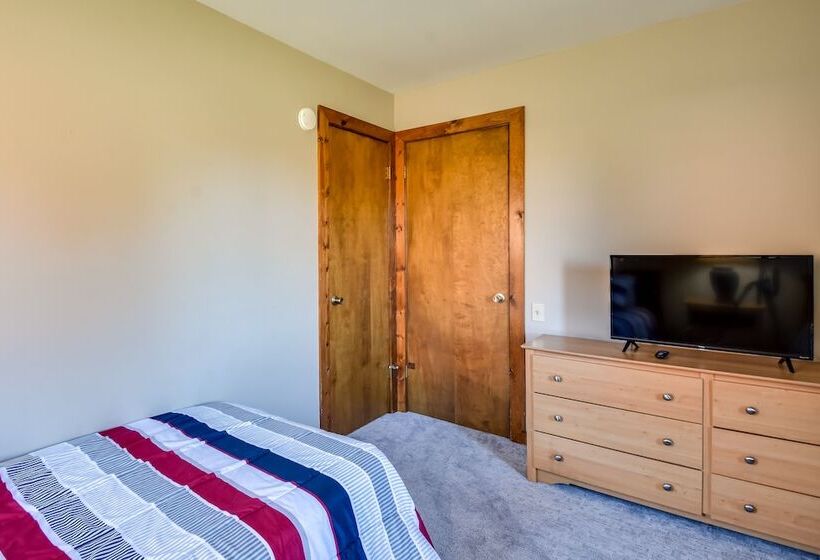 Cozy Illinois Abode W/ Deck & Grill, Near Golfing!