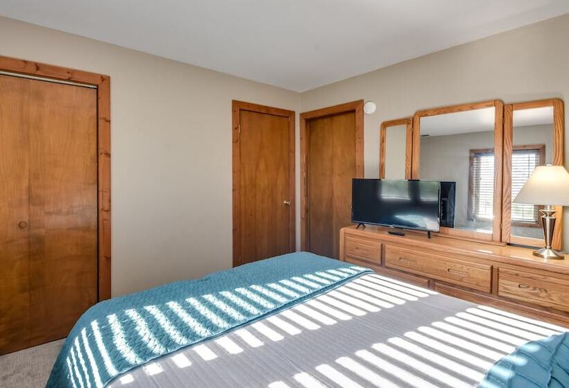 Cozy Illinois Abode W/ Deck & Grill, Near Golfing!