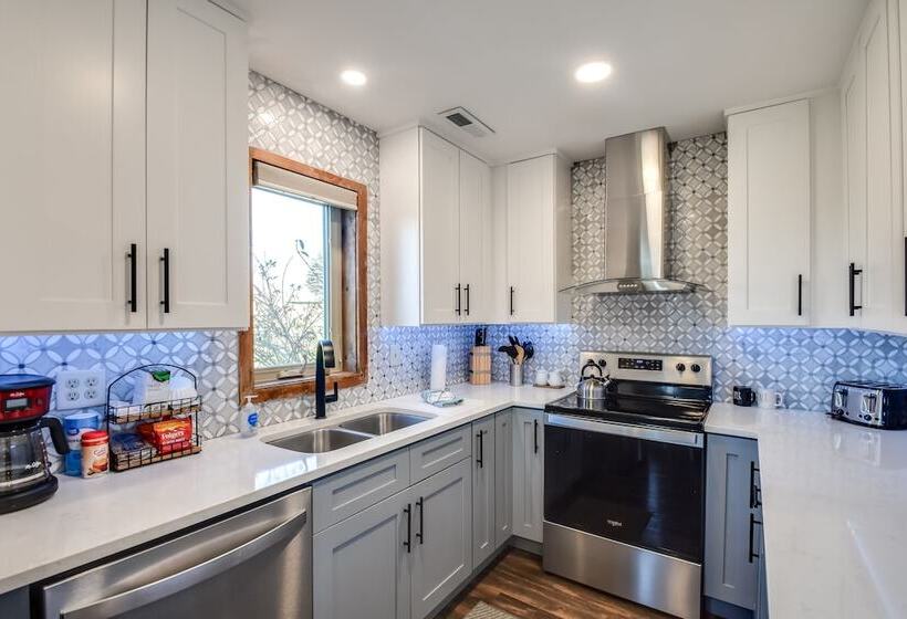 Cozy Illinois Abode W/ Deck & Grill, Near Golfing!