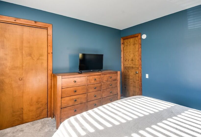 Cozy Illinois Abode W/ Deck & Grill, Near Golfing!