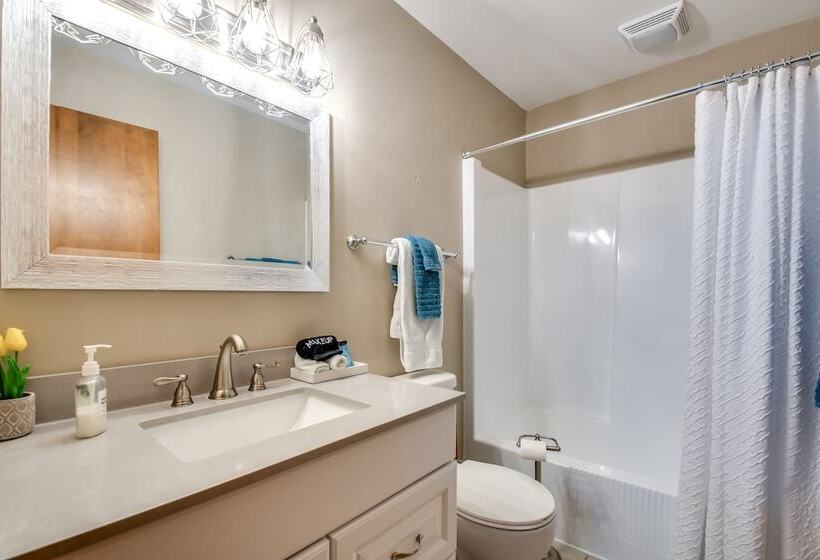 Cozy Illinois Abode W/ Deck & Grill, Near Golfing!