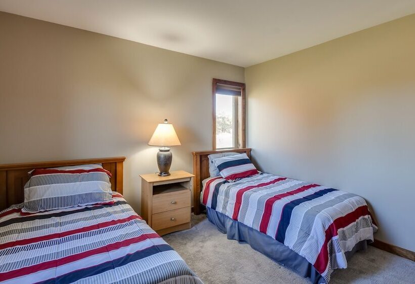 Cozy Illinois Abode W/ Deck & Grill, Near Golfing!