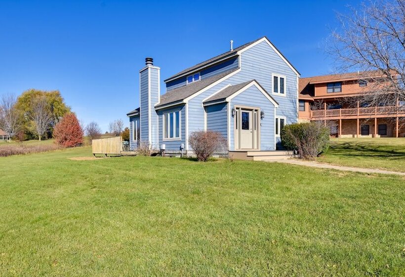 Cozy Illinois Abode W/ Deck & Grill, Near Golfing!