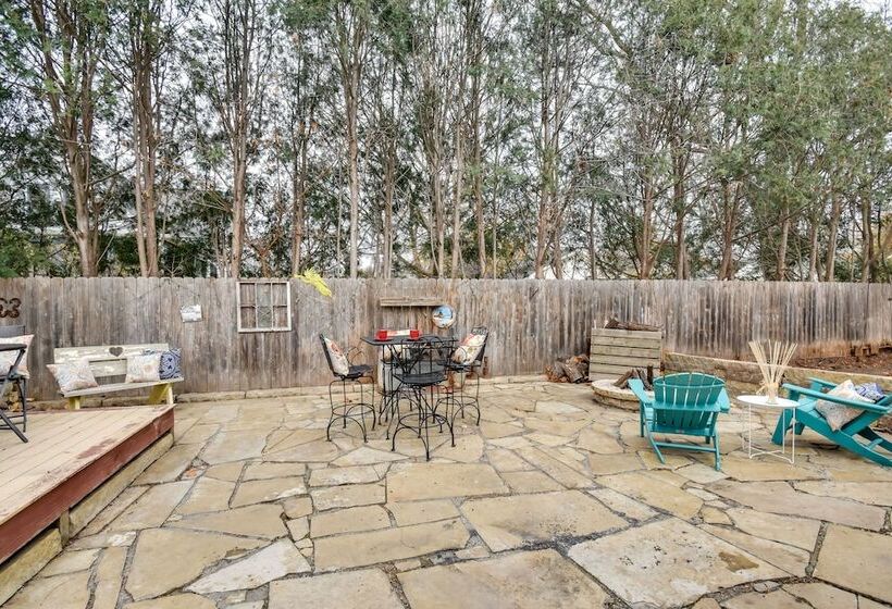 Eclectic Iowa City Cottage W/ Fire Pit!