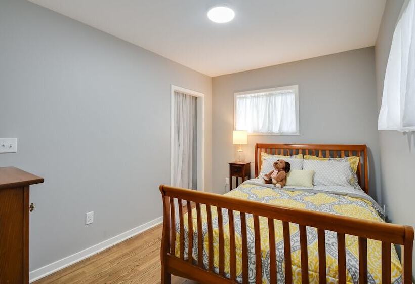 Eclectic Iowa City Cottage W/ Fire Pit!