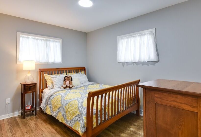 Eclectic Iowa City Cottage W/ Fire Pit!