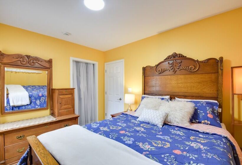 Eclectic Iowa City Cottage W/ Fire Pit!