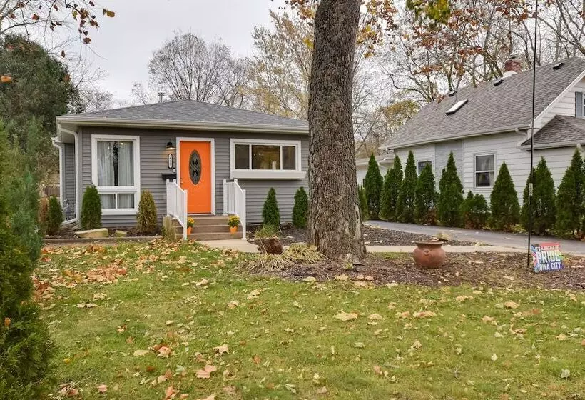Eclectic Iowa City Cottage W/ Fire Pit!