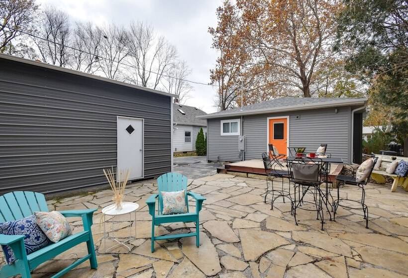 Eclectic Iowa City Cottage W/ Fire Pit!