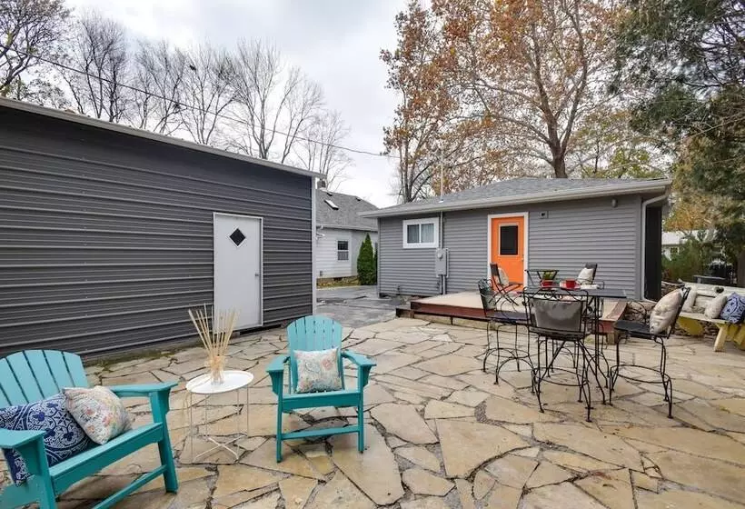 Eclectic Iowa City Cottage W/ Fire Pit!