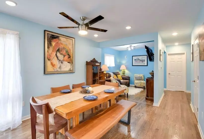 Eclectic Iowa City Cottage W/ Fire Pit!