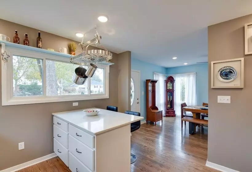 Eclectic Iowa City Cottage W/ Fire Pit!