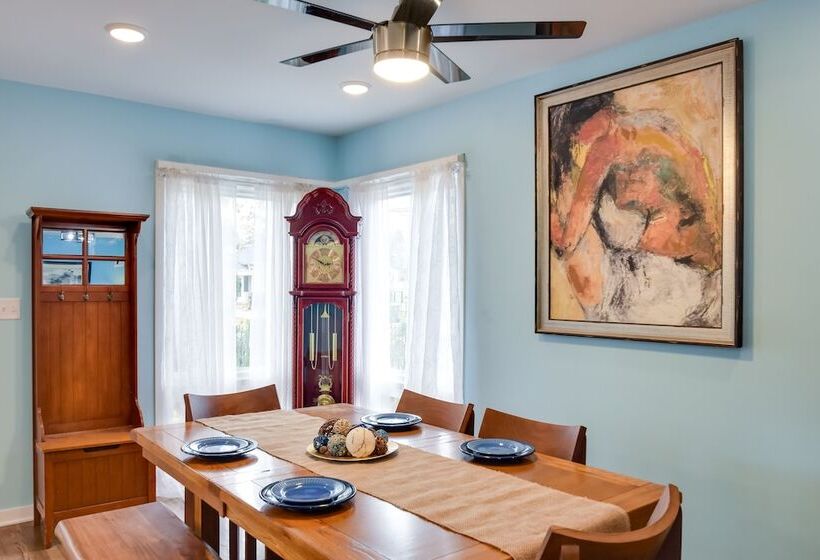 Eclectic Iowa City Cottage W/ Fire Pit!