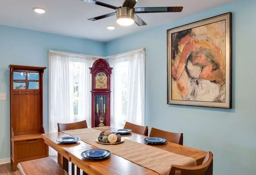 Eclectic Iowa City Cottage W/ Fire Pit!