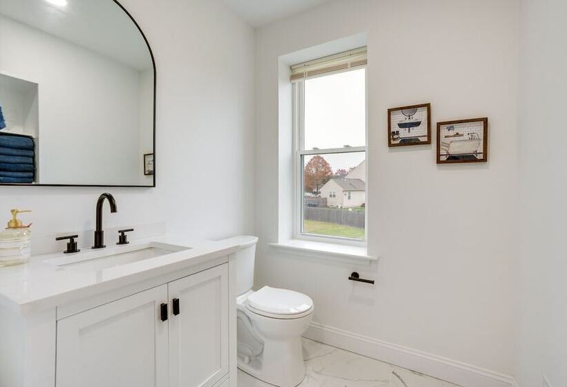 Family Friendly Hatfield Home: 3 Mi To Downtown!