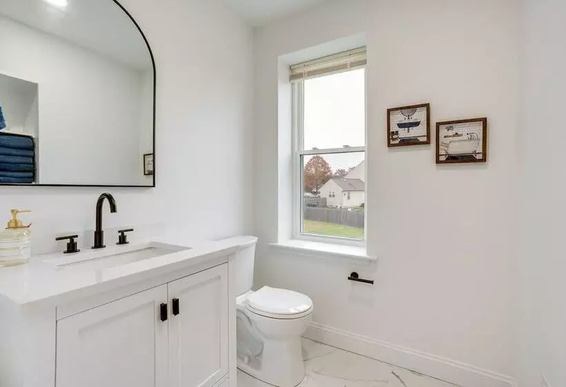 Family Friendly Hatfield Home: 3 Mi To Downtown!