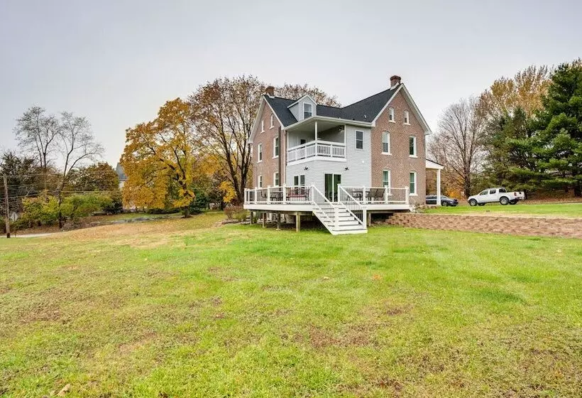 Family Friendly Hatfield Home: 3 Mi To Downtown!