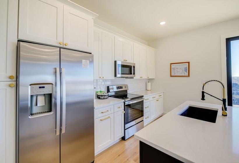 Hilltop Tennessee Retreat: Neyland Stadium Views!