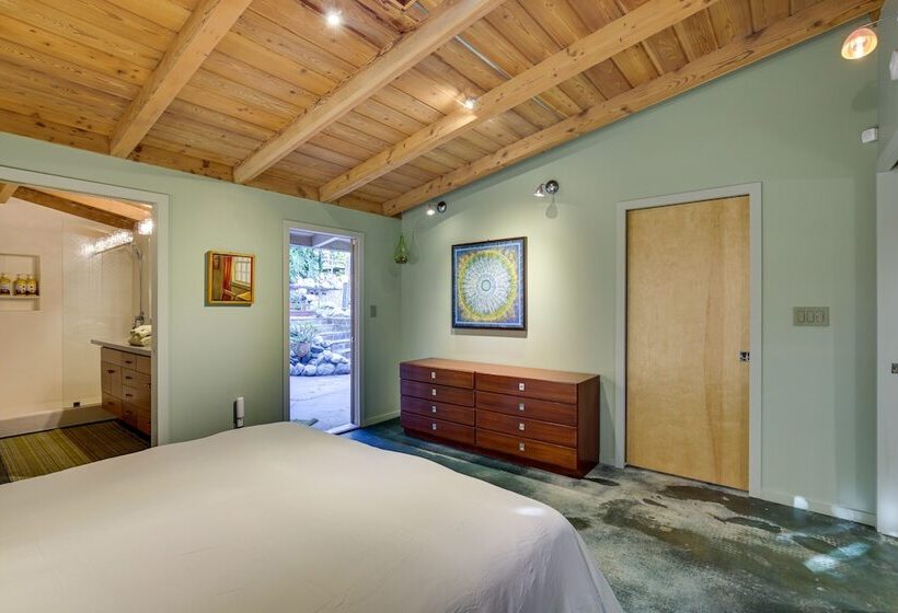 Inviting Vista Home With Pool: 10 Mi To Oceanside!