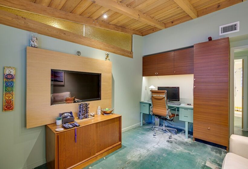 Inviting Vista Home With Pool: 10 Mi To Oceanside!