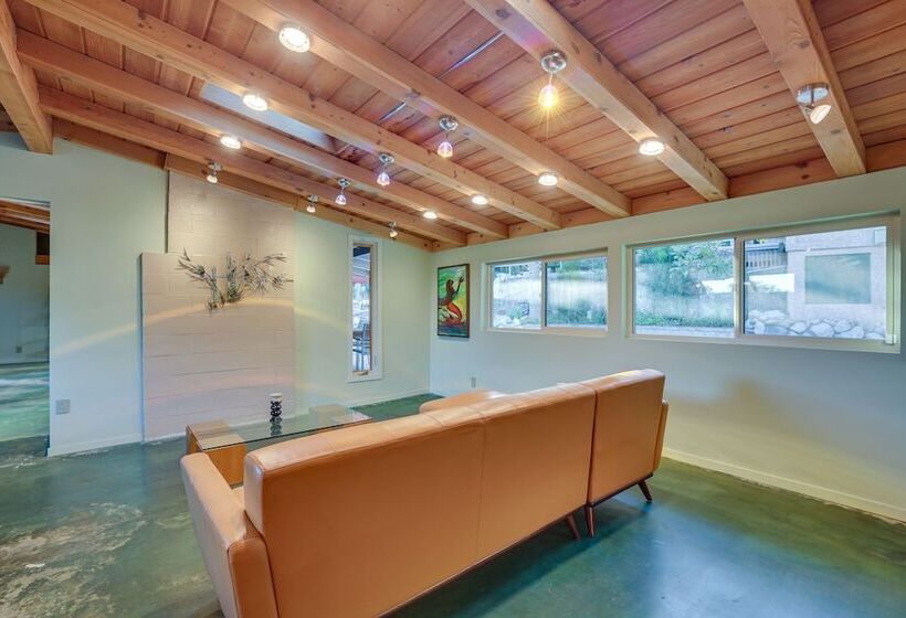 Inviting Vista Home With Pool: 10 Mi To Oceanside!