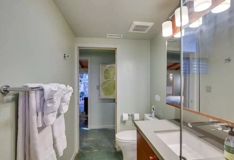 Inviting Vista Home With Pool: 10 Mi To Oceanside!