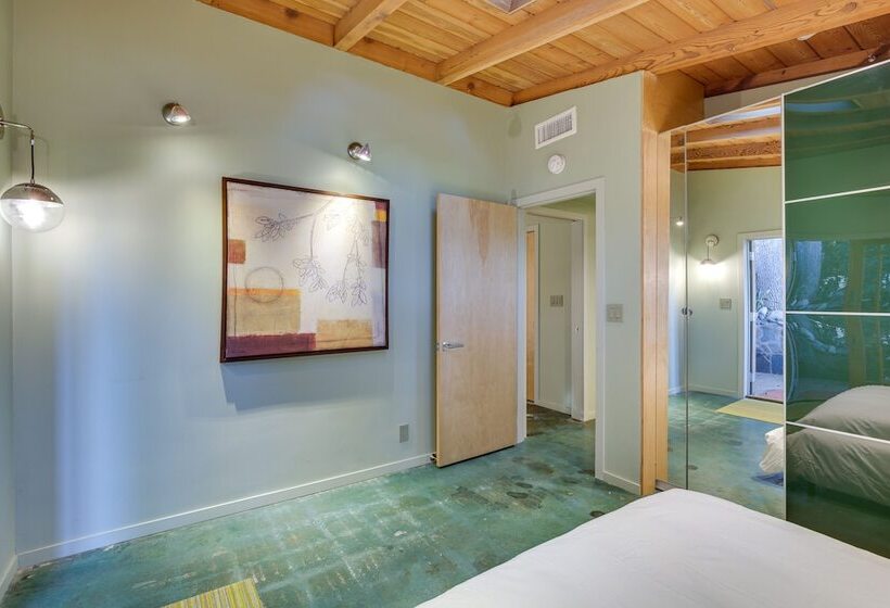 Inviting Vista Home With Pool: 10 Mi To Oceanside!