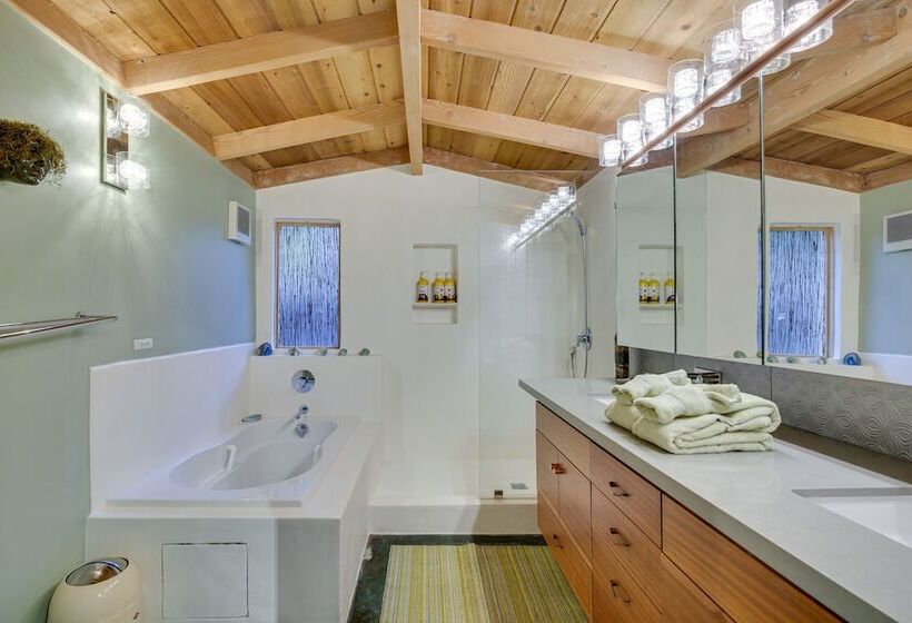 Inviting Vista Home With Pool: 10 Mi To Oceanside!