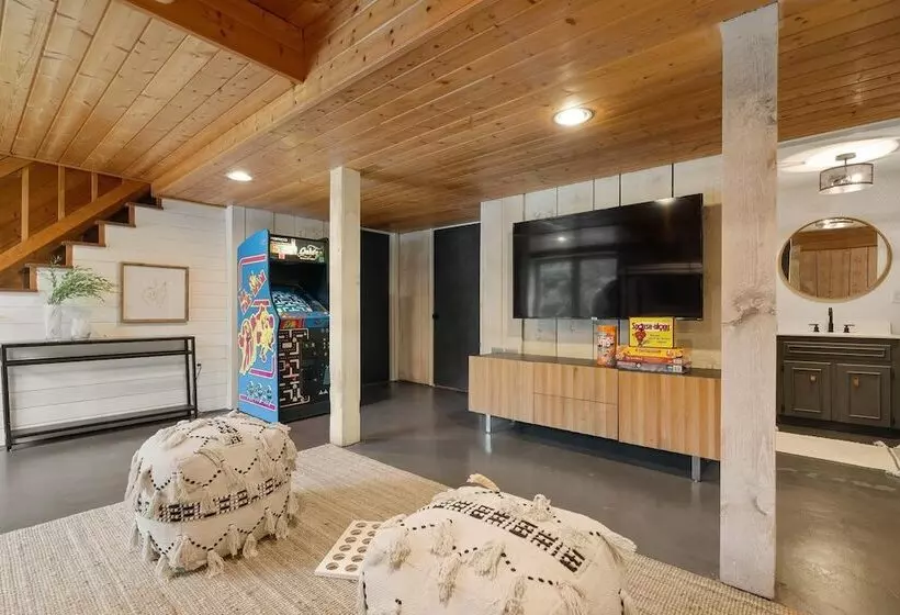 Modern Mountain Cabin By Avantstay Hot Tub
