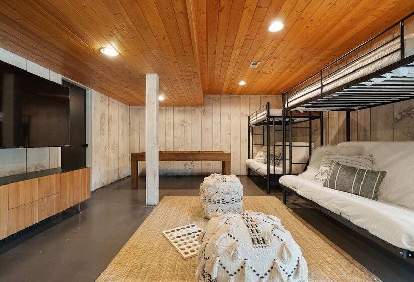 Modern Mountain Cabin By Avantstay Hot Tub