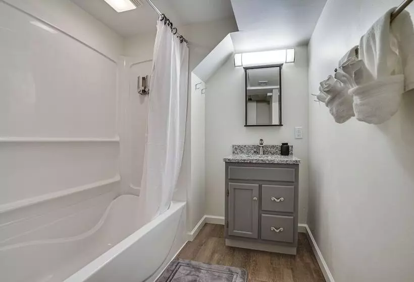 Oakdale Home W/ Deck   7 Mi To Downtown St Paul!