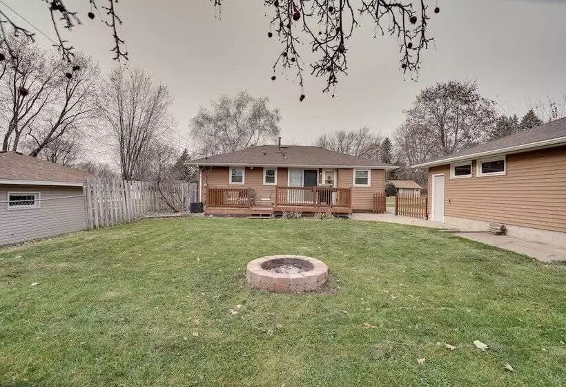 Oakdale Home W/ Deck   7 Mi To Downtown St Paul!