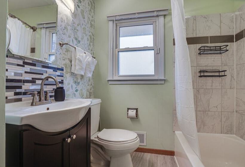 Oakdale Home W/ Deck   7 Mi To Downtown St Paul!