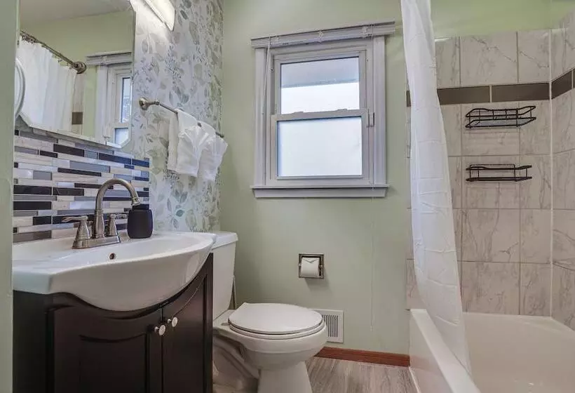 Oakdale Home W/ Deck   7 Mi To Downtown St Paul!