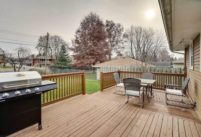 Oakdale Home W/ Deck 7 Mi To Downtown St Paul!