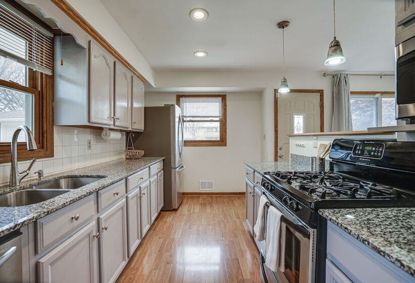 Oakdale Home W/ Deck   7 Mi To Downtown St Paul!