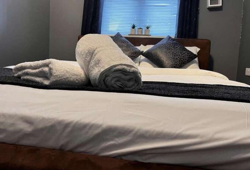 Residenza Charming 3 Bed House In Gloucester